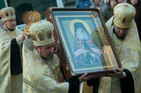 Священнослужители несут икону Луки Крымского