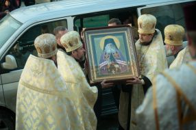 Священнослужители несут икону Луки Крымского