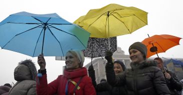 Участники флеш-моба в поддержку российского телеканала "Дождь"