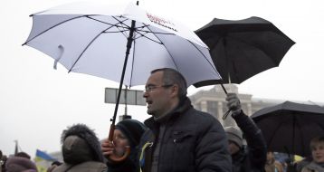 Участники флеш-моба в поддержку российского телеканала "Дождь"