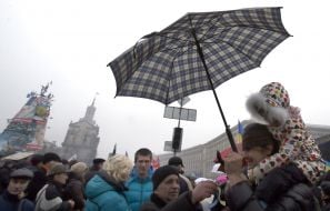 Участники флеш-моба в поддержку российского телеканала "Дождь"