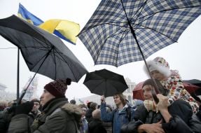 Участники флеш-моба в поддержку российского телеканала "Дождь"