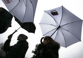 Участники флеш-моба в поддержку российского телеканала "Дождь"