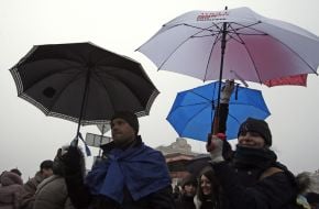 Участники флеш-моба в поддержку российского телеканала "Дождь"