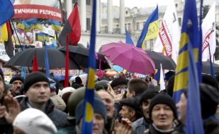 Участники флеш-моба в поддержку российского телеканала "Дождь"