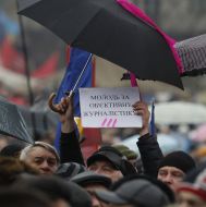 Участники флеш-моба в поддержку российского телеканала "Дождь"