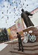 Парень играет на скрипке