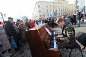 Парень играет на пианино