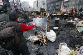 Художник пише картину