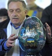Юрій Гайда біля символічного яйця
