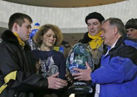 Юрій Гайда передає символічне яйце