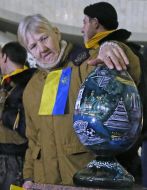 Активісти Майдану біля символічного яйця