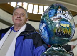 Юрій Гайда біля символічного яйця