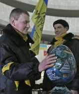 Активісти Майдану біля символічного яйця