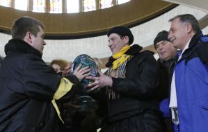 Активісти Майдану біля символічного яйця