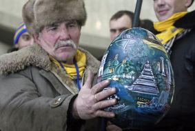 Активісти Майдану біля символічного яйця