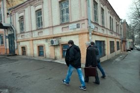 Табличка с названием улицы на здании