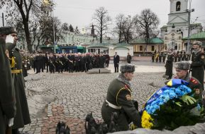 Учасники церемонії покладання квітів