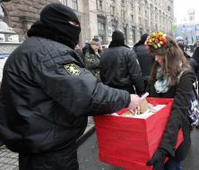 A girl gives "valentynkа"