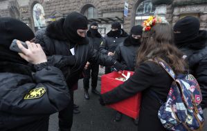 A girl gives "valentynkа"