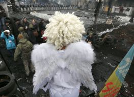 Актер в костюме Купидона
