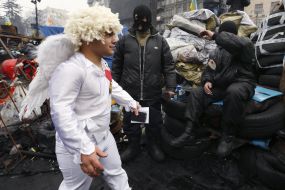 Актер в костюме Купидона