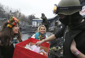 A girl gives "valentynkа"