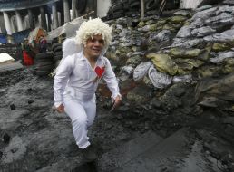 Актер в костюме Купидона