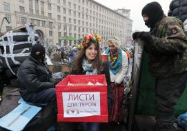 A girl gives "valentynkа"