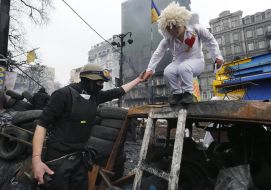 Актер в костюме Купидона