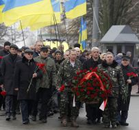 Учасники церемонії покладання квітів