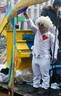 Актер в костюме Купидона