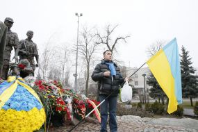 A man holds the flag of Ukraine