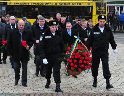 Учасники церемонії покладання квітів