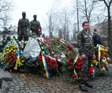 Учасники церемонії покладання квітів