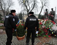 Учасники церемонії покладання квітів