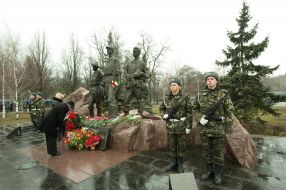 Покладання квітів до пам'ятника воїнам-інтернаціоналістам