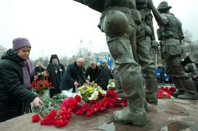 Учасники церемонії покладання квітів