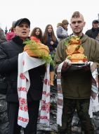 Мужчины держат караваи