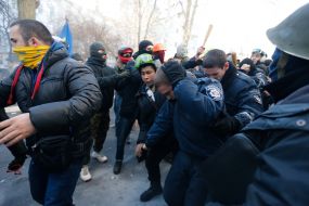 Protesters and office "Party of Regions" security guards