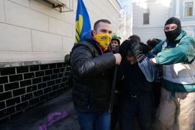 Protesters and office "Party of Regions" security guards