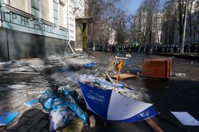 Umbrella with the logo of "Party of Regions"