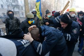 Protesters and office "Party of Regions" security guards