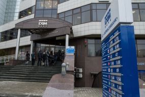 Люди стоять у черзі до банкомату