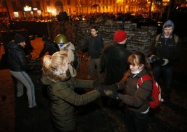 The protesters erected barricades on the street. Hrushevskoho