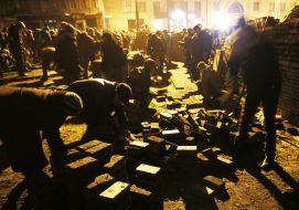 The protesters erected barricades on the street. Hrushevskoho