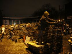The protesters erected barricades on the street. Hrushevskoho