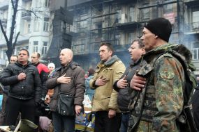 Люди на вулиці Грушевського