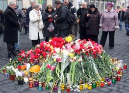 Люди на вулиці Грушевського