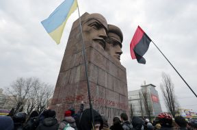 Активисты возле памятника чекистам